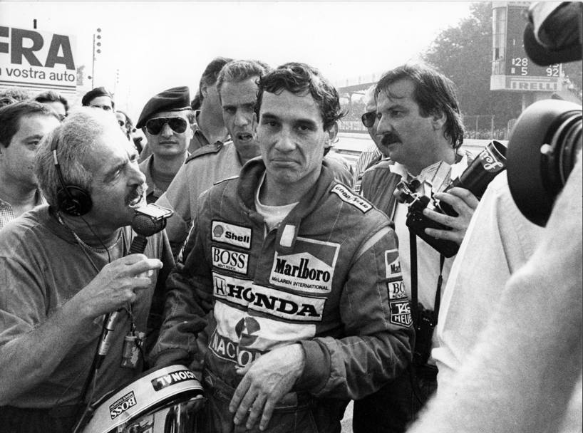 Una smorfia del pilota brasiliano il 10 settembre del 1989 dopo il ritiro per la rottura del motore nel Gran Premio d&#39;Italia sul circuito di Monza. A sinistra l&#39;intervistatore, il cronista Ezio Zermiani